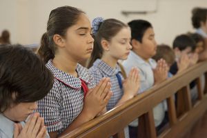 St Pius Catholic Primary School Enmore - students praying